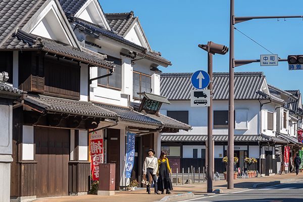 白壁土蔵造りの町並み